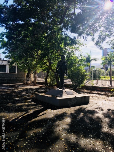 statue