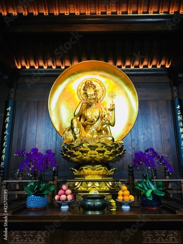 golden buddha statue