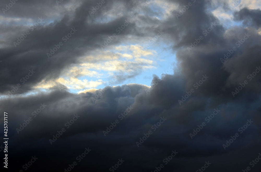 Obraz premium storm clouds timelapse, dark stormy sky with clouds for background