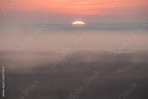 Mgły o wschodzie słońca © Katarzyna
