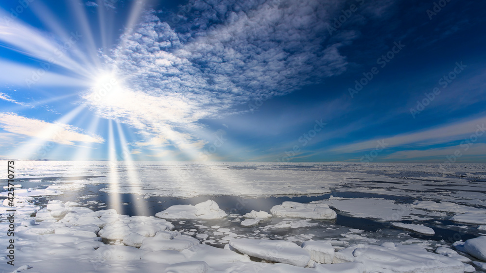 オホーツク海の流氷原に差し込む太陽光線