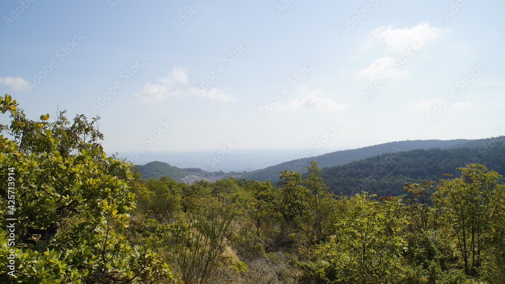 Vista dal sentiero sui monti delle Cesane nelle Marche