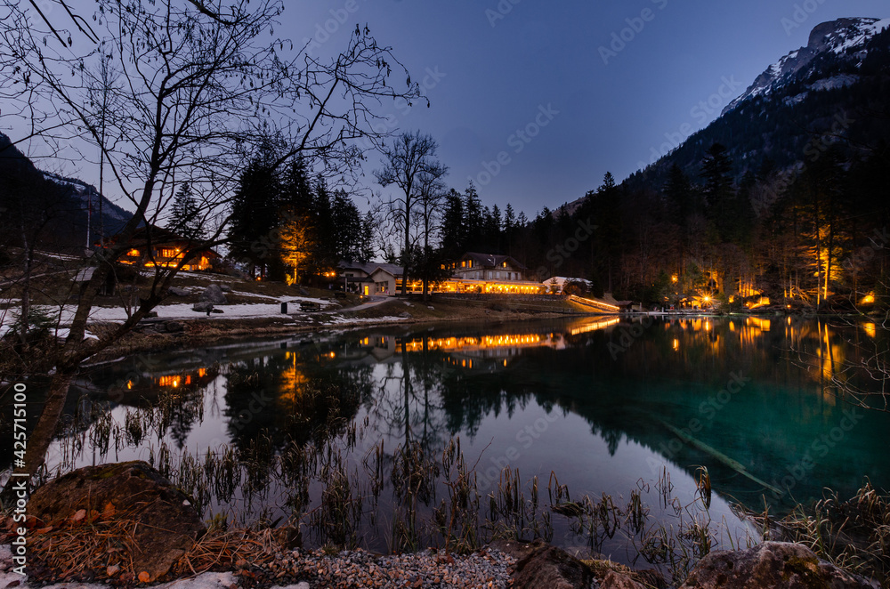 Fototapeta premium Nachtaufnahme am Blausee im Berneroberland