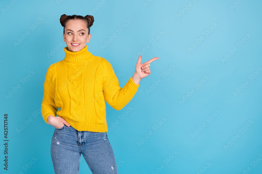 Εκτύπωση καμβά Portrait of attractive cheerful girl demonstrating copy empty blank space ad adv
