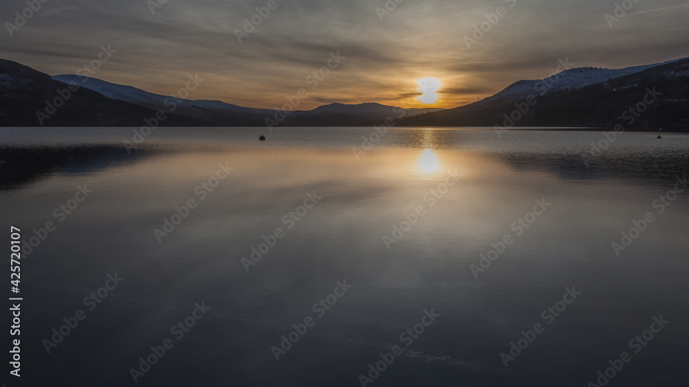 Zachod słońca nad jeziorem w gorach