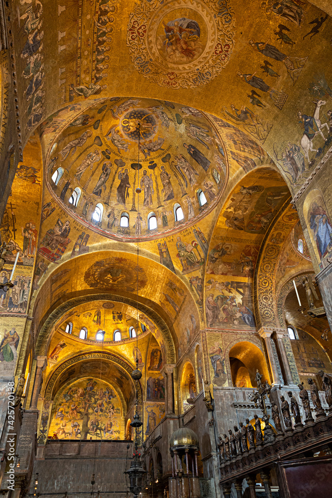 Interior de la catedral de San Marcos en Venecia.