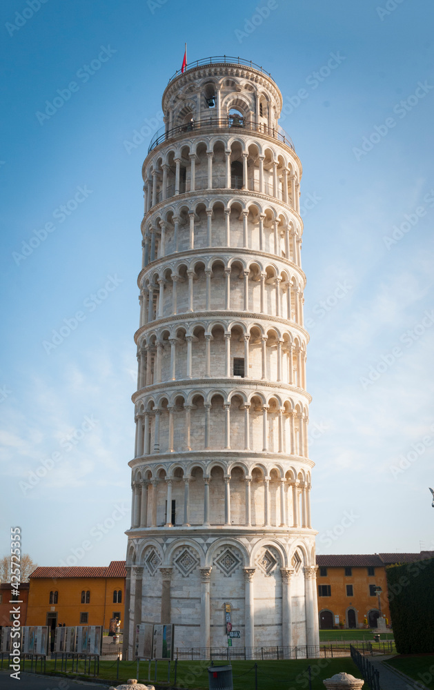 Frontal view of the leaning tower of Pisa