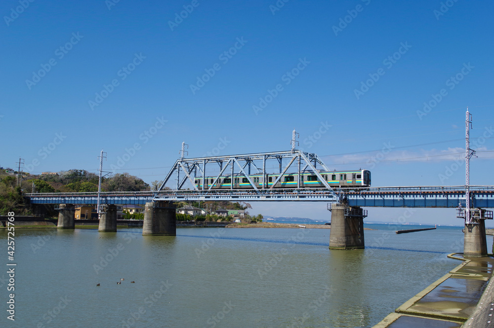 内房線の鉄橋を渡る普通電車