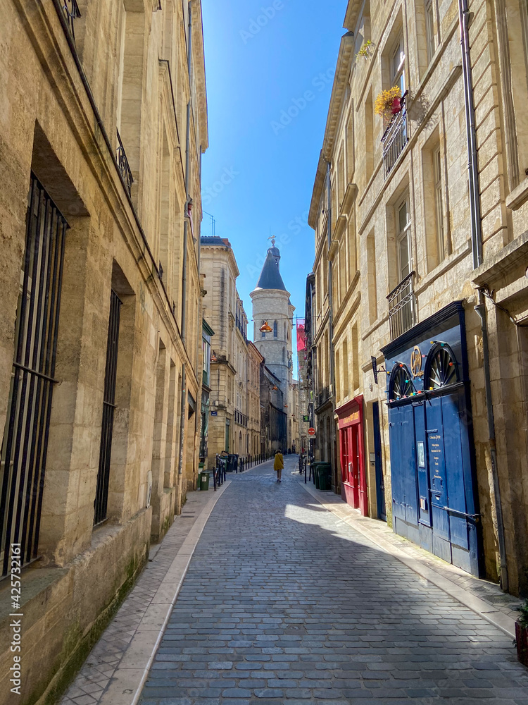 Ruelle pavés et Grosse cloche à Bordeaux, Gironde