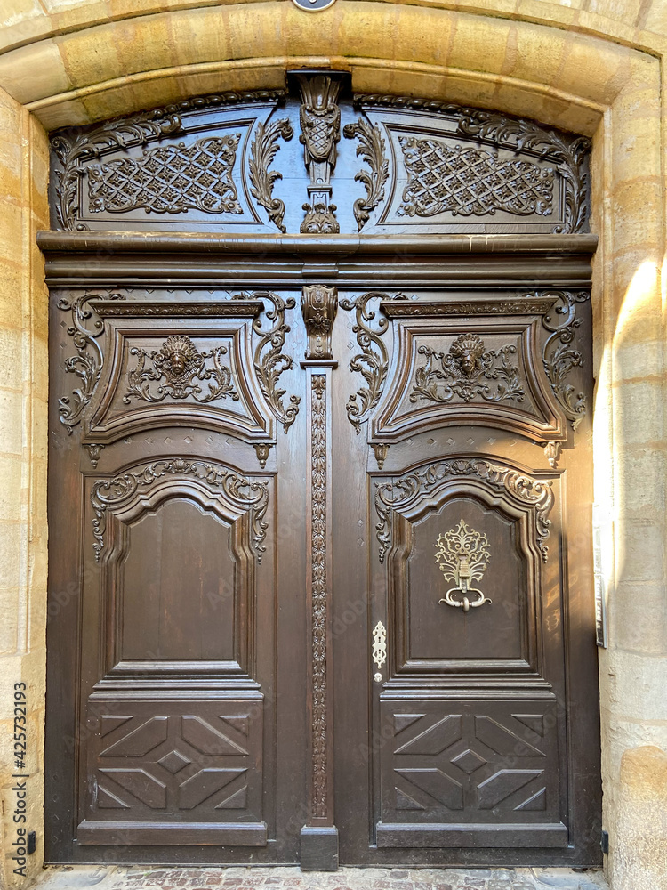 Obraz premium Porte d'immeuble ancien à Bordeaux, Gironde