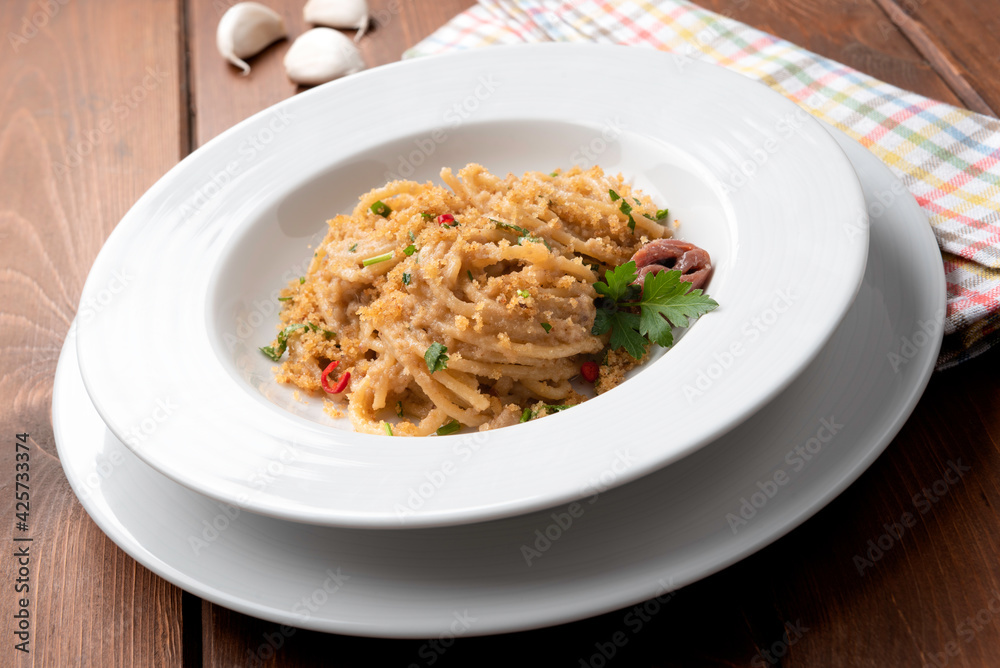 Deliziosi spaghetti al pangrattato, acciughe e peperoncino, Cucina Italiana Deliziosi spaghetti al pangrattato, acciughe e peperoncino, Cucina Italiana