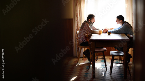 Foto Portrait of poor mature couple talking indoors at home, poverty concept