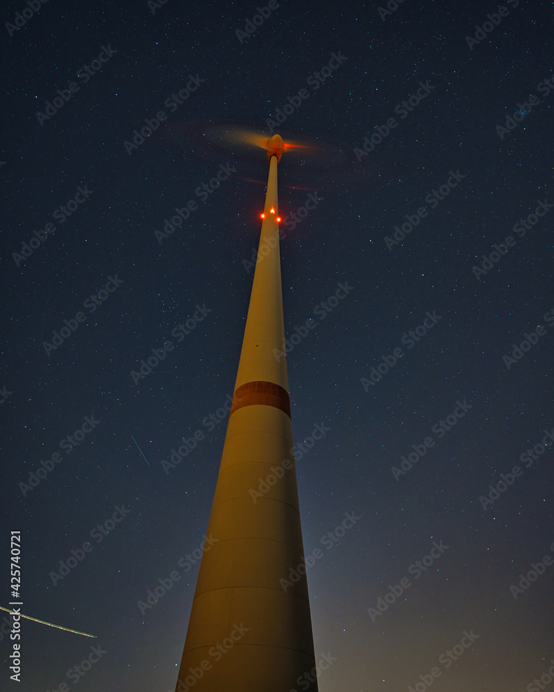 Windrad in der Nacht bei Schöneck (Hessen)