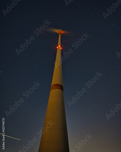 Obraz na płótnie Windrad in der Nacht bei Schöneck (Hessen) w salonie