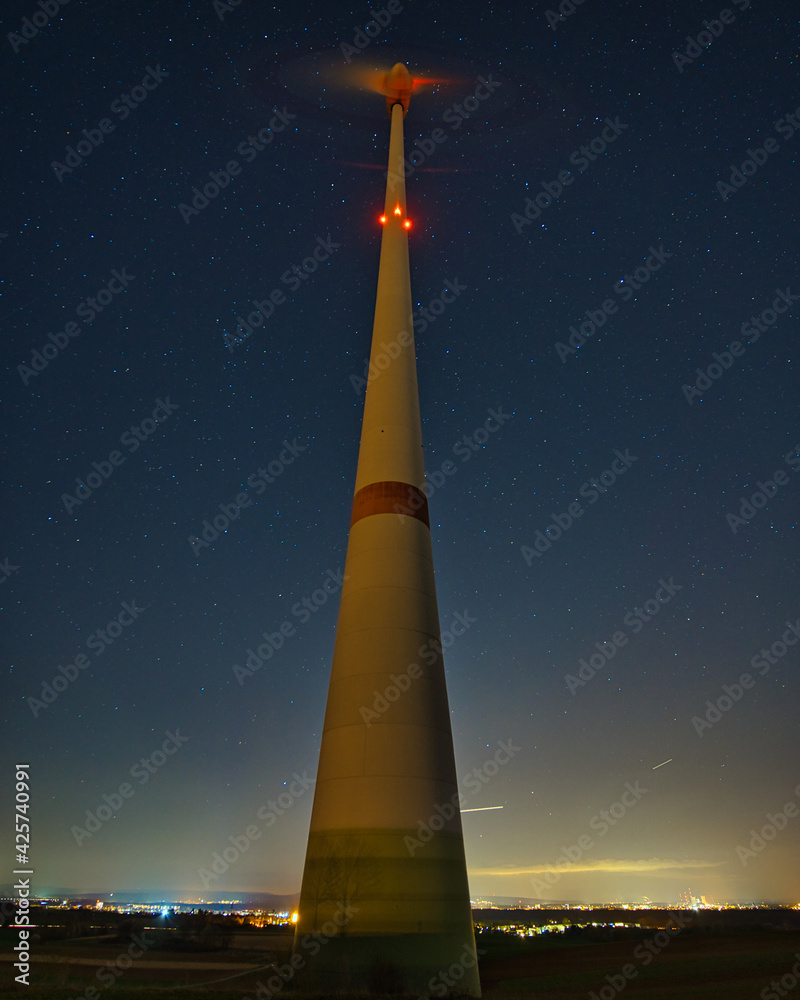 Windrad in der Nacht bei Schöneck (Hessen)
