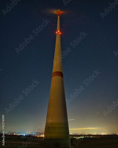 Windrad in der Nacht bei Schöneck (Hessen)