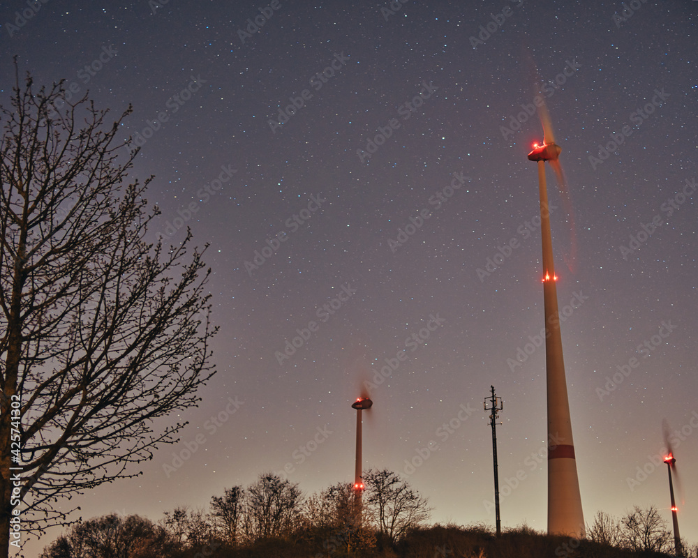 Windräder bei Schöneck in Hessen bei Nacht