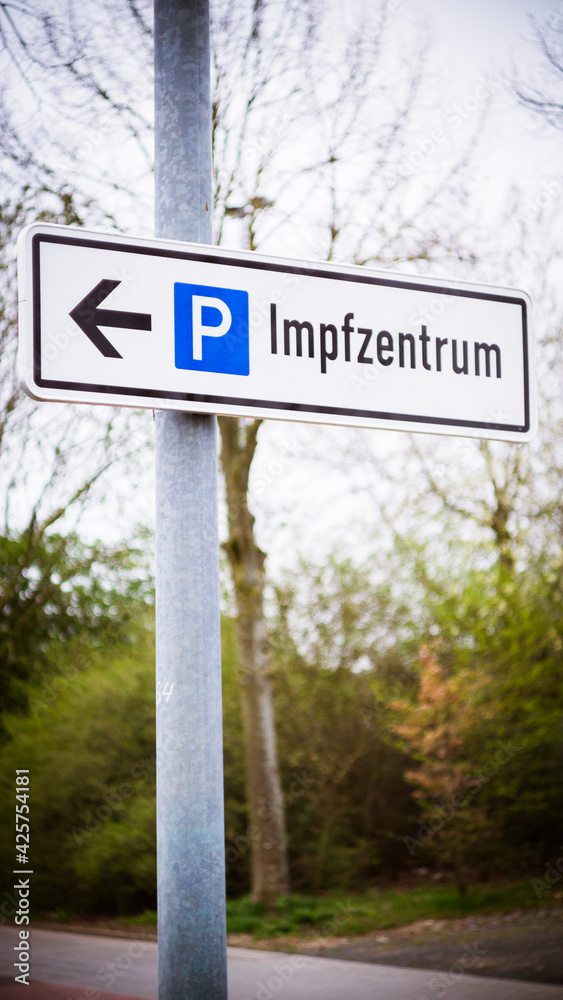 Covid-19 Impfzentrum Parkplatz Straßenschild Covid-19 Impfzentrum Parkplatz Straßenschild