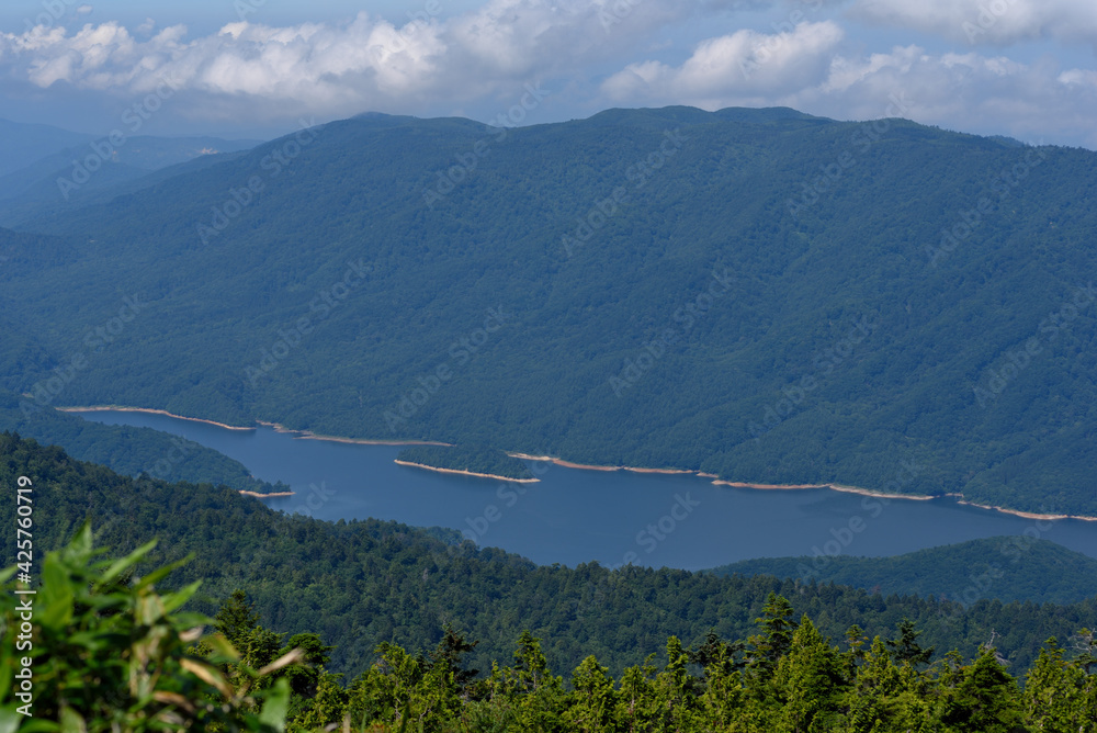 薬師岳の登山道から見た有峰湖