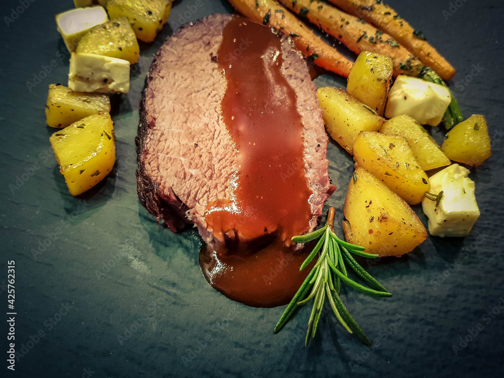 Sonntagsbraten Rinderschulter mit Rosmarinkartoffeln foto de Stock ...