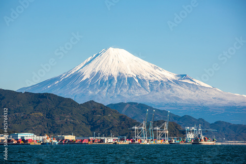 清水港から富士山の眺望（清水市・静岡）