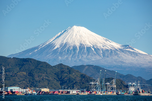 清水港から富士山の眺望（清水市・静岡）