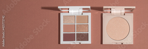 Quadro su tela Eye shadow palette and highlighting powder on pink clean background with hard light