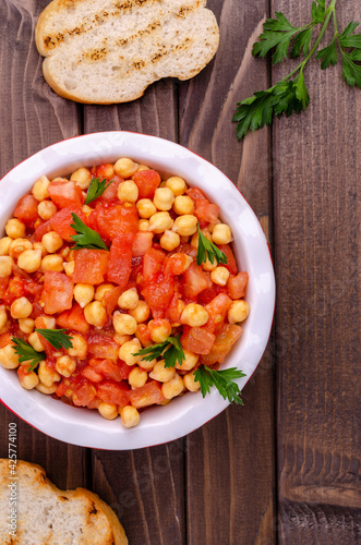 Chickpeas with tomatoes and parsley