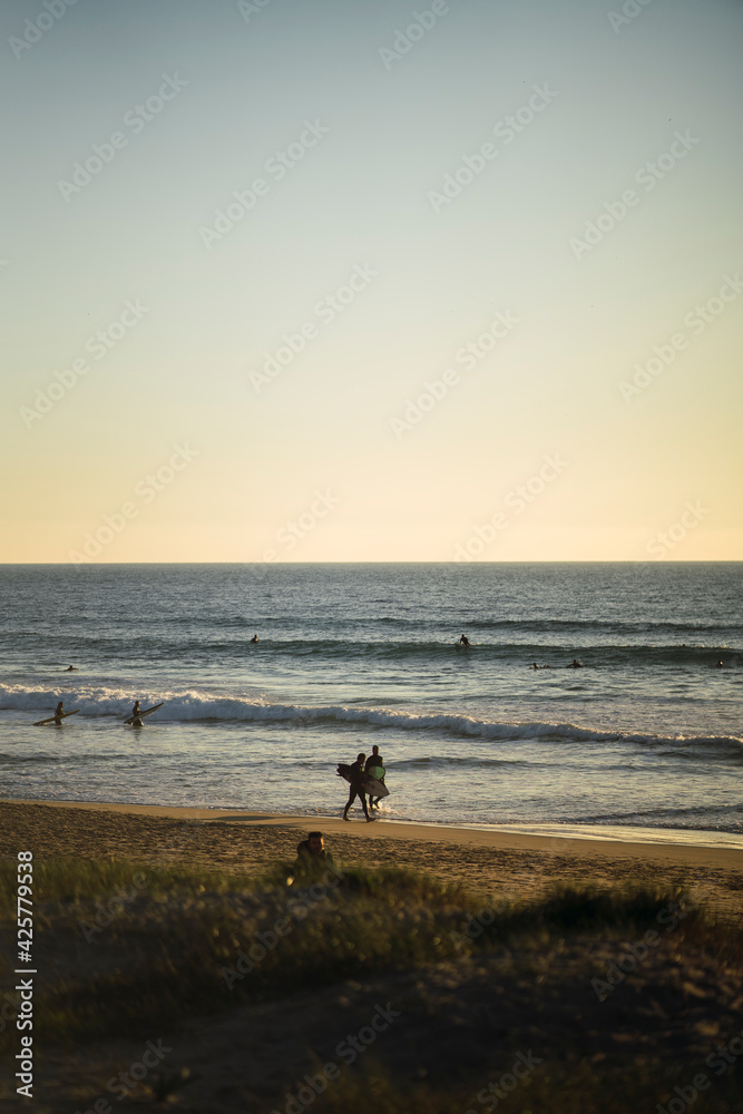 Siluetas de surfistas en la playa de El palmar en cadiz