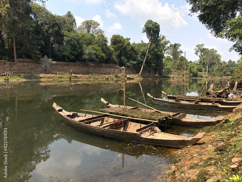 boat in angkor temple 