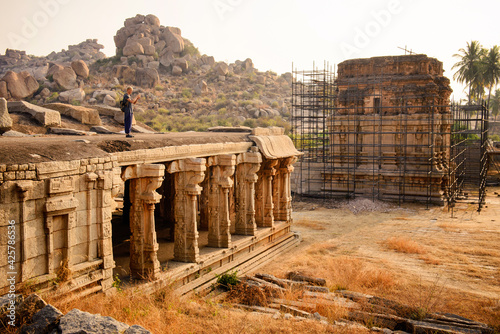 Canvas Print Tourist explore and take photo of temple Hampi ancient temples, Karnataka, India