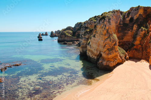 Konstfotografi beautiful cliff beach Praia Dona Ana in Lagos, Algarve, Portugal