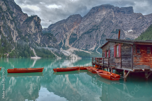 See, Pragser Wildsee, Wildsee, Bergsee, Südtirol, Italien, Pragser Tal, Prags, Pragser Dolomiten, Boot, Ruderboot, Wasser, Holz, Hütte, Holzhütte, Terence Hill, Drehort, TV, Berge, Alpen, Gipfel, Schr photo