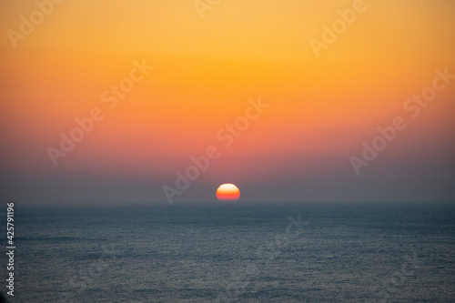 海から日の出中の太陽