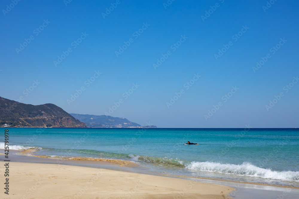 快晴の日の透き通った海と白い砂浜