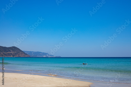 Fototapeta Naklejka Na Ścianę i Meble -  快晴の日の透き通った海と白い砂浜