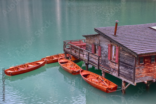 See, Pragser Wildsee, Wildsee, Bergsee, Südtirol, Italien, Pragser Tal, Prags, Pragser Dolomiten, Boot, Ruderboot, Wasser, Holz, Hütte, Holzhütte, Terence Hill, Drehort, TV, Berge, Alpen, Gipfel, Schr photo