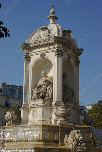 Fontaine de la place Saint-Sulpice à Paris, France