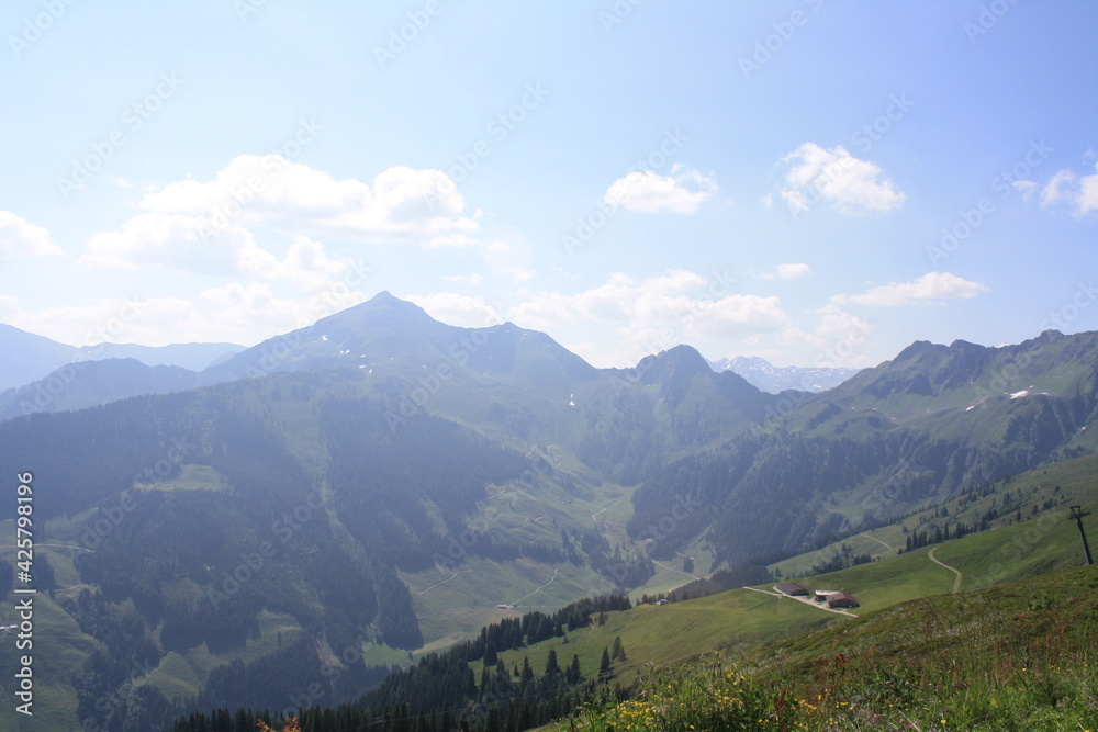 Fototapeta premium Trekking por los montes de Alpbach. Austria.