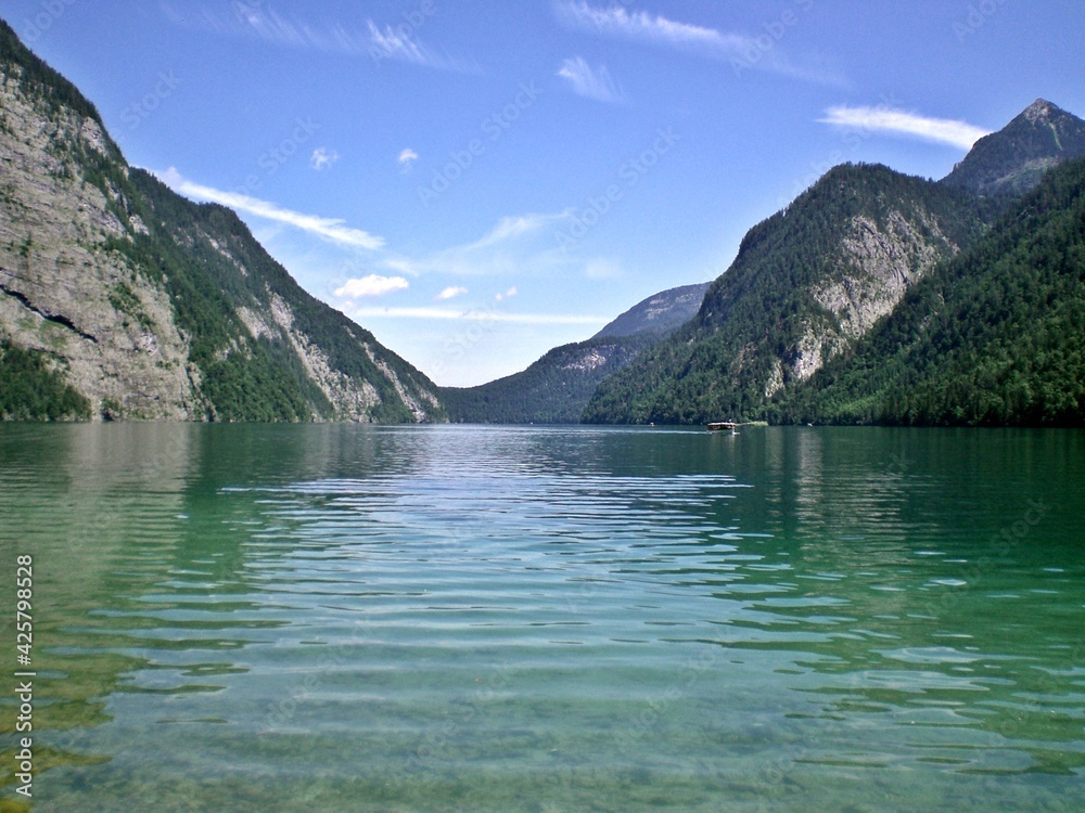 Paisagem do lago Königsee no parque nacional de Berchtesgaden / Alemanha Paisagem do lago Königsee no parque nacional de Berchtesgaden / Alemanha