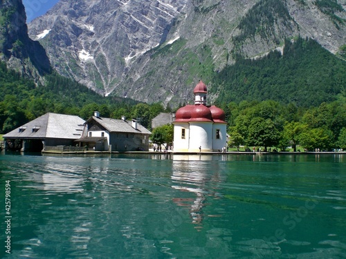 Paisagem do lago Königsee com a igreja de São Bartolomeu no parque nacional de Berchtesgaden / Alemanha