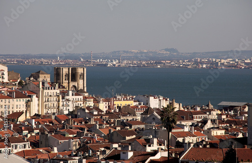 vista da S   de Lisboa e do rio Tejo  cidade de Lisboa 