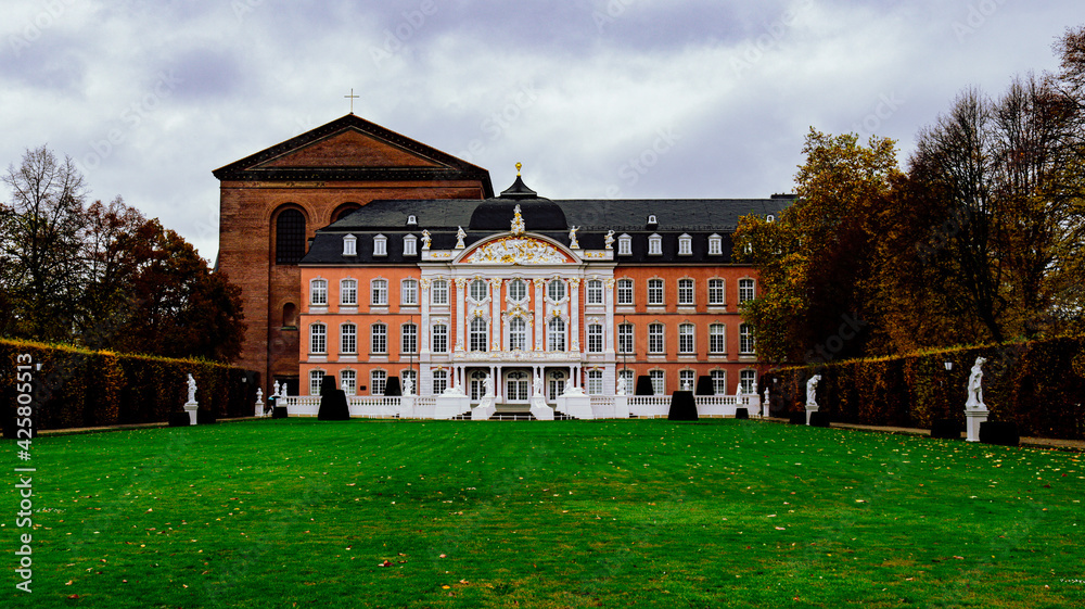 Kurfürstliches Palais mit einem schönen Garten im Herbst