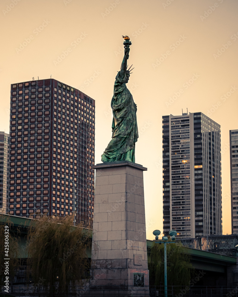 Fototapeta premium statue de la liberté à Paris France