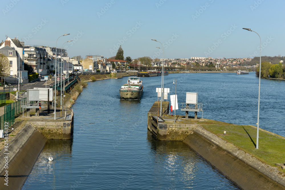 Fototapeta premium La Seine, écluse, Ablon sur Seine, Val de Marne, 94480