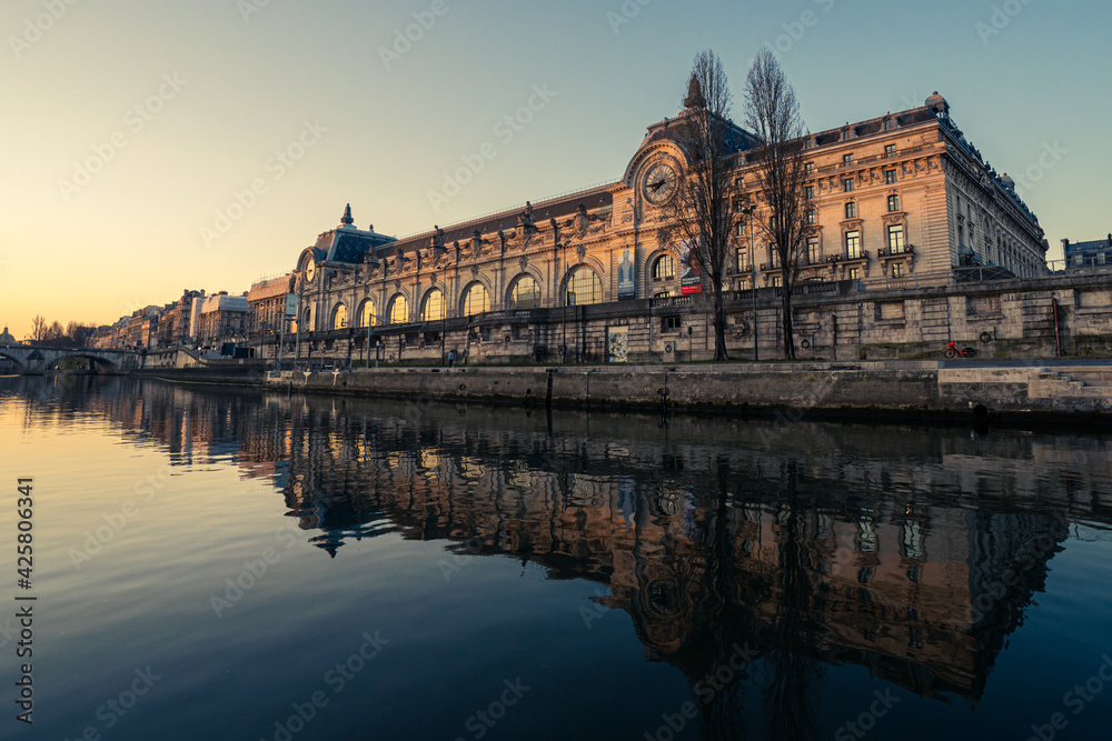 Paris palais d’Orsay vue de la seine soleil levant et reflet
