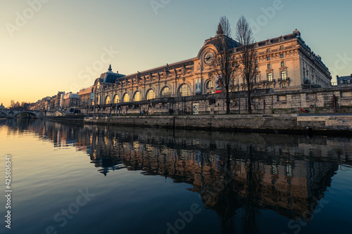 Paris palais d’Orsay vue de la seine soleil levant et reflet