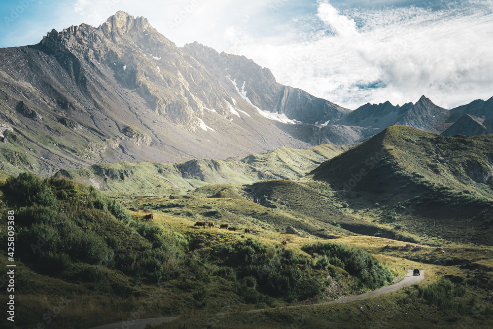 Fototapeta premium Voiture sur route montagne alpes