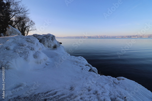 福島県の猪苗代湖のしぶき氷と磐梯山
