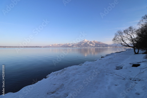 Fototapeta Naklejka Na Ścianę i Meble -  福島県の猪苗代湖のしぶき氷と磐梯山